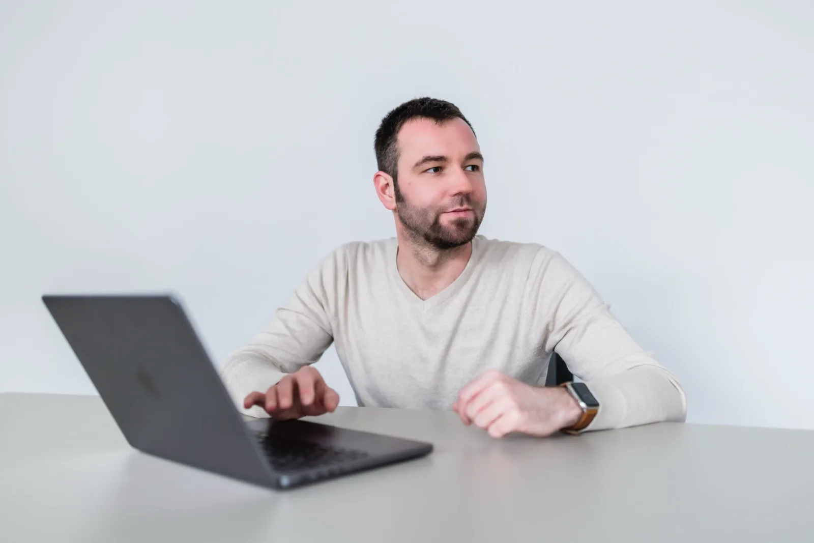 Martin Světlík u MacBooku